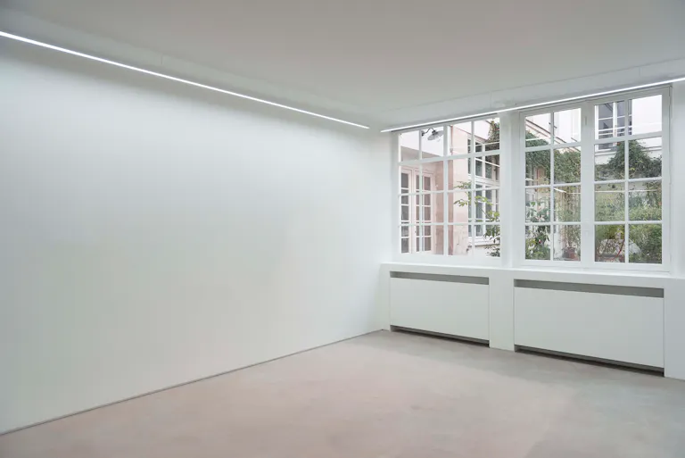 Courtyard gallery near Place des Vosges - Image 1