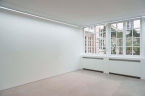 Courtyard gallery near Place des Vosges - Image 1