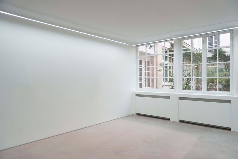 Courtyard gallery near Place des Vosges - Image 1