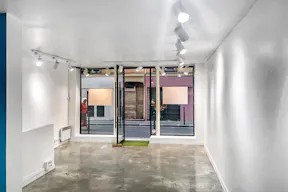 Pop-Up Boutique in Marais - Image 0