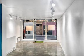 Pop-Up Boutique in Marais - Image 0