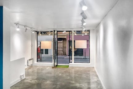 Pop-Up Boutique in Marais - Image 0