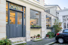 Modern Showroom in Le Marais - Image 11