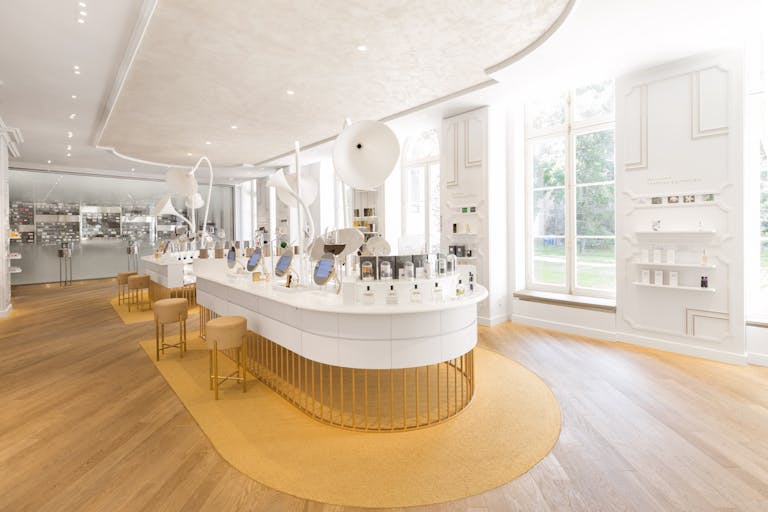 Gorgeous Showroom in Paris 8th - Image 1