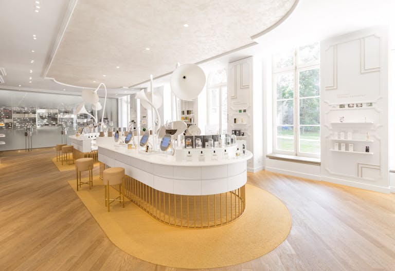 Gorgeous Showroom in Paris 8th - Image 1