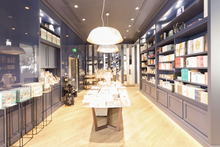 Gorgeous Showroom in Paris 8th - Image 3