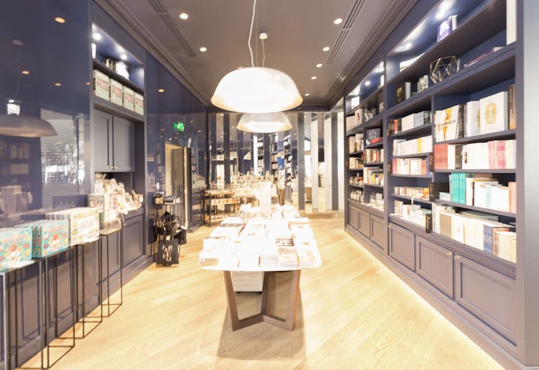 Gorgeous Showroom in Paris 8th - Image 3