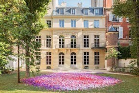 Gorgeous Showroom in Paris 8th - Image 17