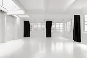 Showroom in Invalides - Image 2
