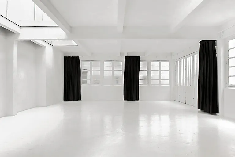 Showroom in Invalides - Image 2