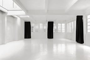 Showroom in Invalides - Image 2