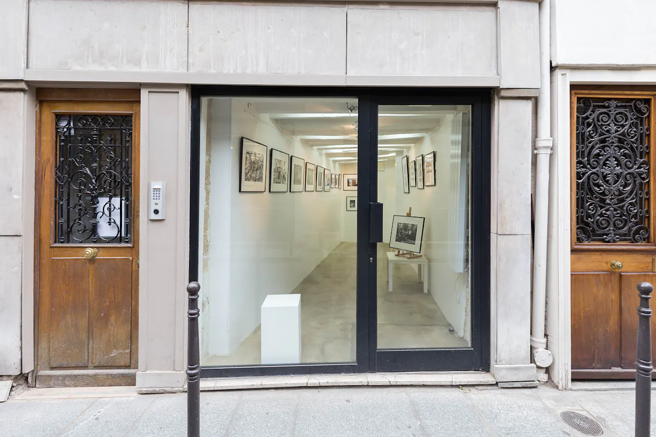 Cosy Art Gallery in Le Marais - Image 1