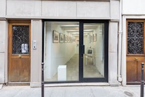Cosy Art Gallery in Le Marais - Image 1