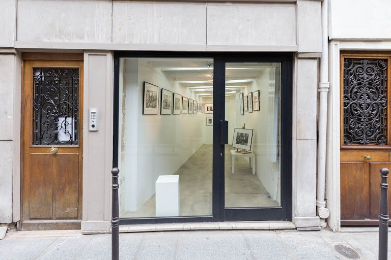 Cosy Art Gallery in Le Marais - Image 1