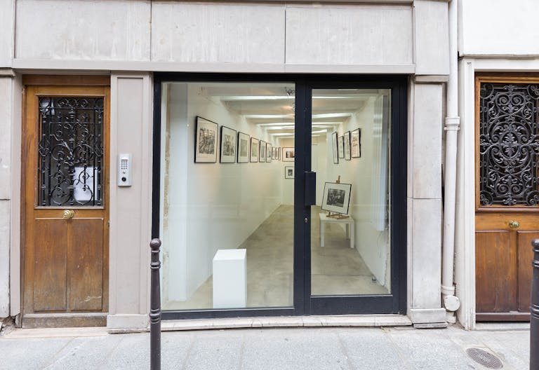Cosy Art Gallery in Le Marais - Image 1