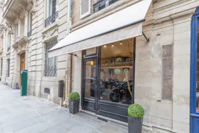 Cosy Boutique in Pigalle - Image 2