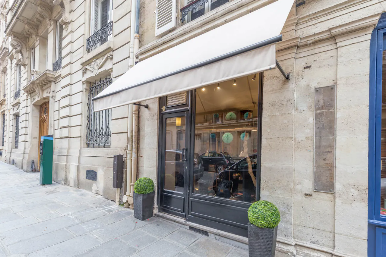 Cosy Boutique in Pigalle - Image 2