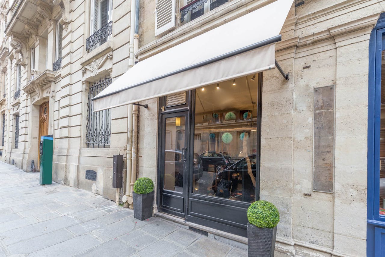 Cosy Boutique in Pigalle - Image 2