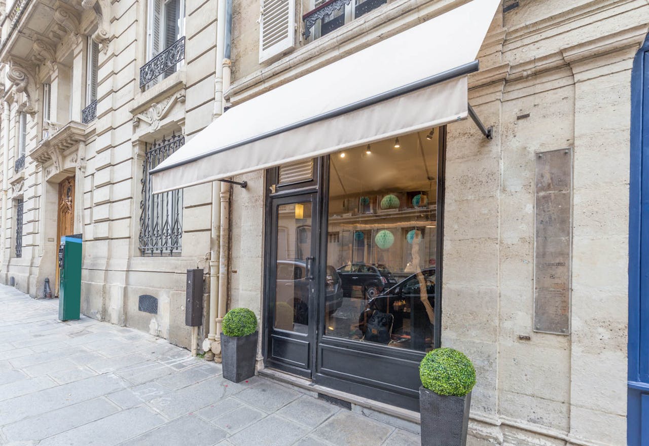 Cosy Boutique in Pigalle - Image 2