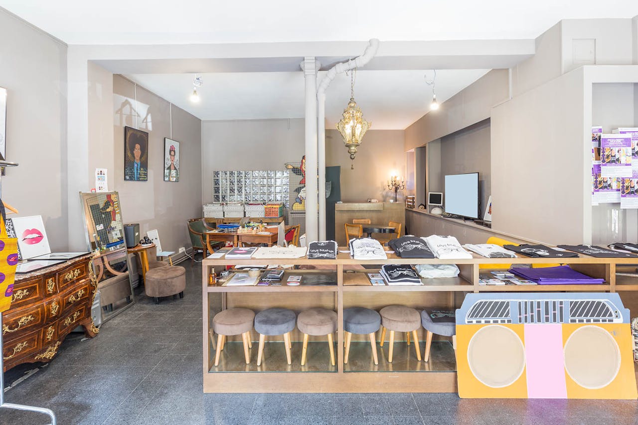 Pop-Up Store Near Saint Marcel - Image 1