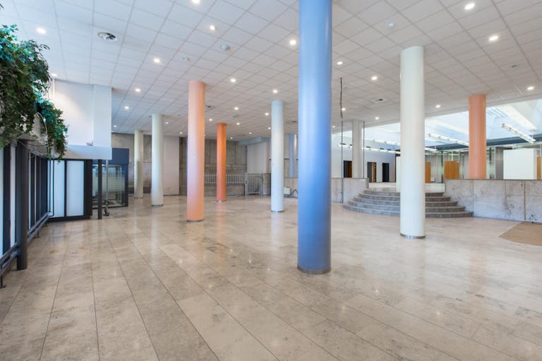 Unique Shop in Center - Image 1