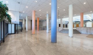 Unique Shop in Center - Image 1