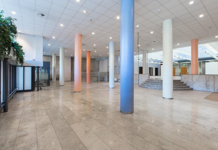 Unique Shop in Center - Image 1