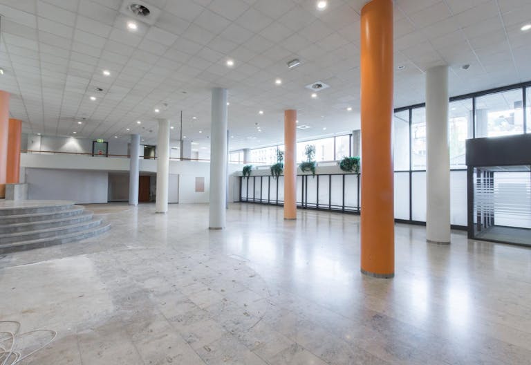 Unique Shop in Center - Image 2