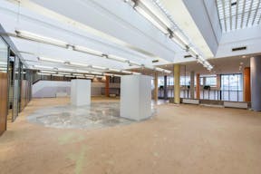 Unique Shop in Center - Image 4