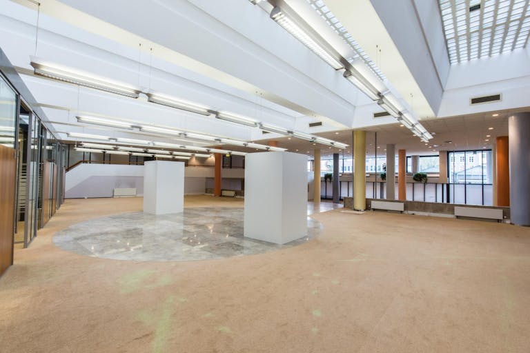 Unique Shop in Center - Image 4