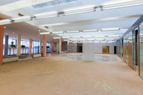 Unique Shop in Center - Image 6