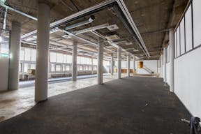 Unique Shop in Center - Image 8