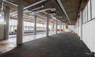 Unique Shop in Center - Image 8