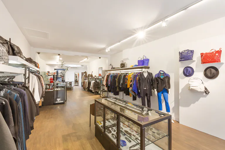 Elegant Retail Space in Centre - Image 1