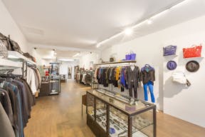 Elegant Retail Space in Centre - Image 1