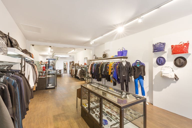 Elegant Retail Space in Centre - Image 1