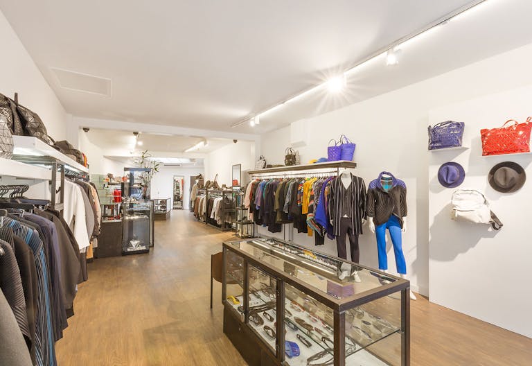 Elegant Retail Space in Centre - Image 1