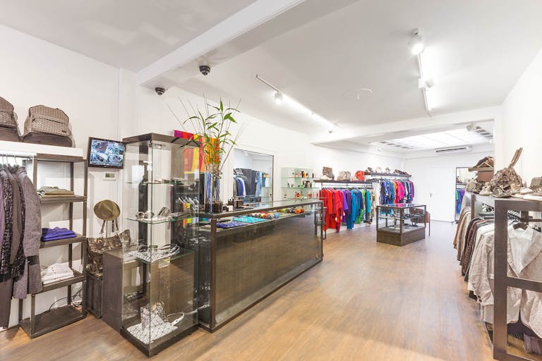 Elegant Retail Space in Centre - Image 2