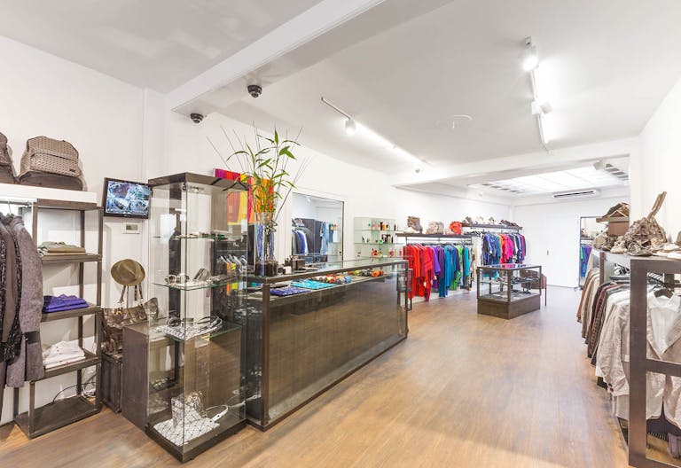 Elegant Retail Space in Centre - Image 2