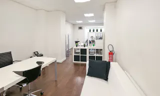 Retail Space in Paris 9th - Image 2