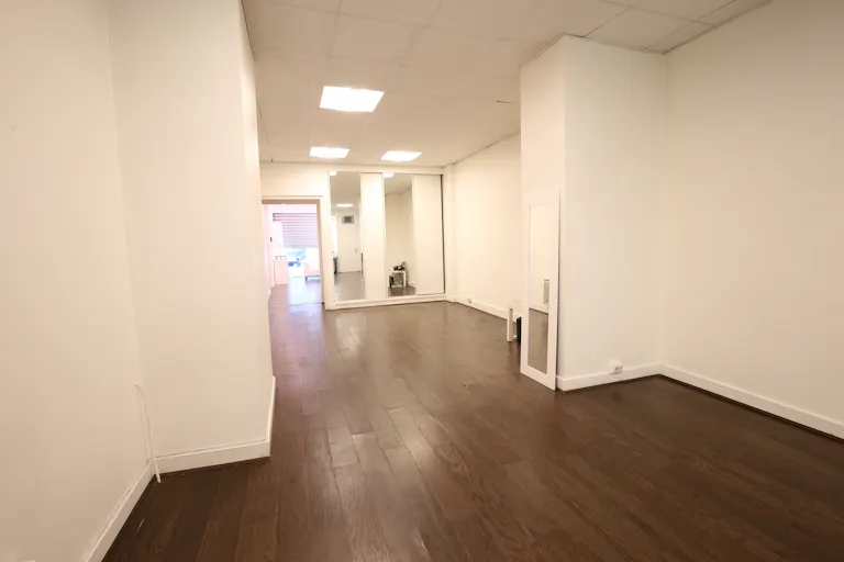 Retail Space in Paris 9th - Image 3