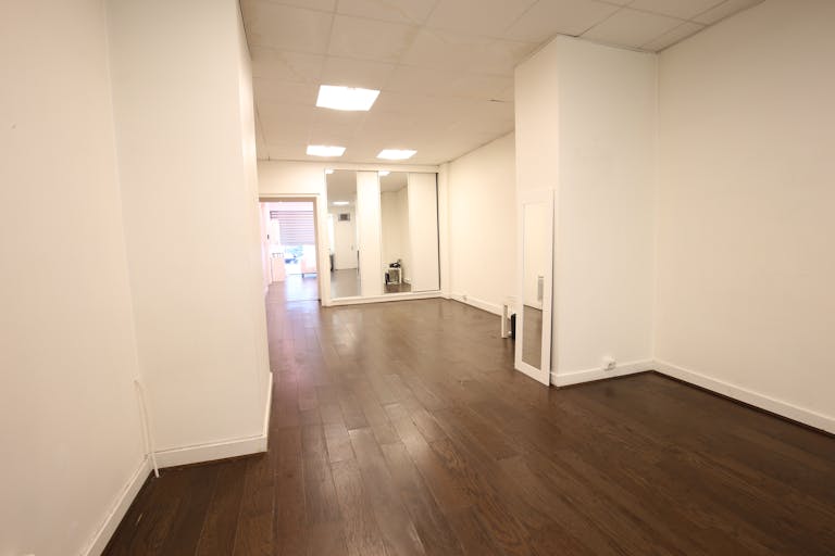 Retail Space in Paris 9th - Image 3