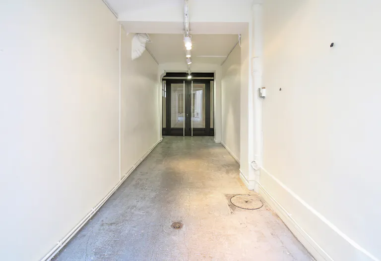 Showroom in Paris 10th - Image 4