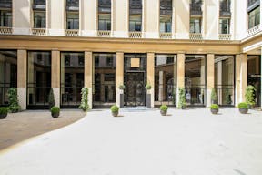Stunning Place Vendôme Showroom - Image 4