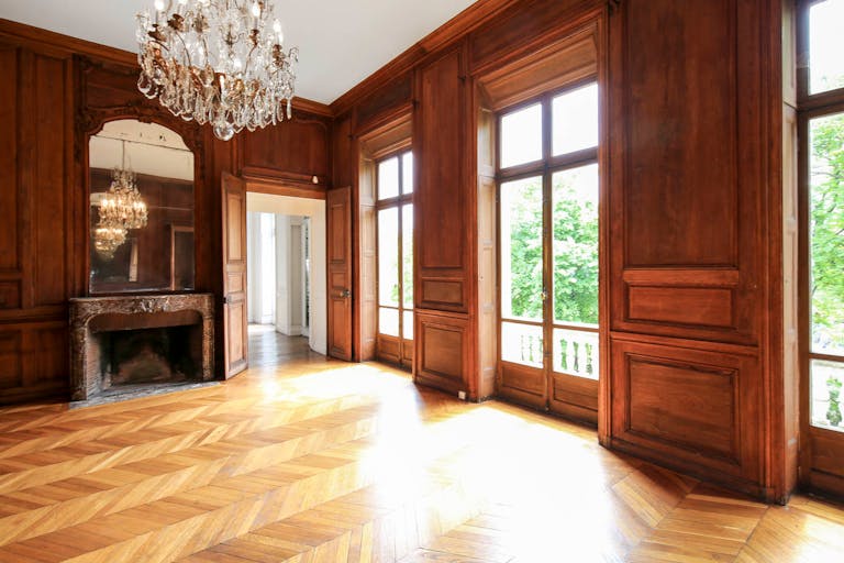 Showroom near Arc de Triomphe - Image 0