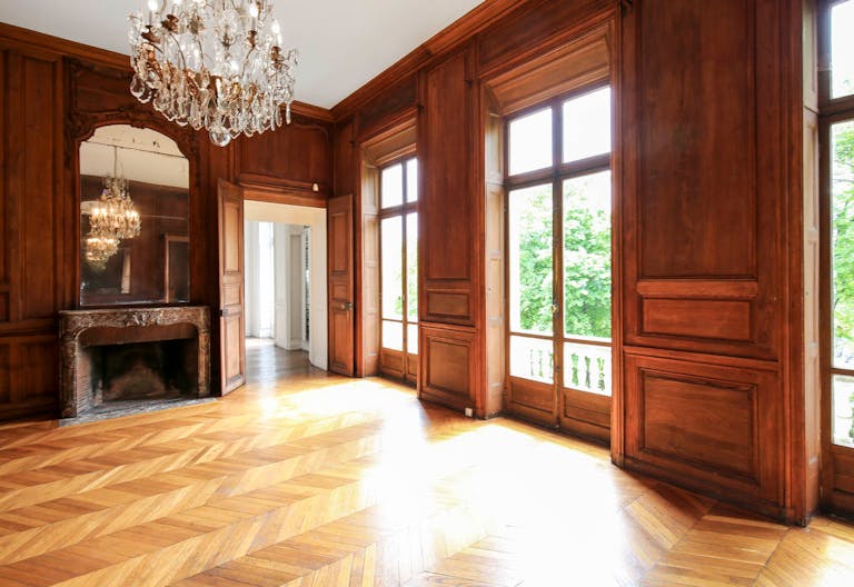 Showroom near Arc de Triomphe - Image 0