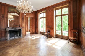 Showroom near Arc de Triomphe - Image 1