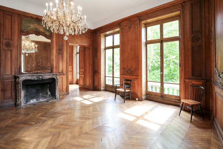 Showroom near Arc de Triomphe - Image 1