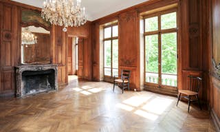 Showroom near Arc de Triomphe - Image 1