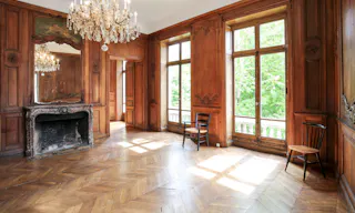 Showroom near Arc de Triomphe - Image 1